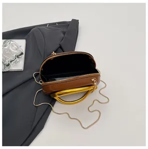 Braune PU Leder Abendtasche mit goldenem Griff und Kettengurt Detail, stilvoll und elegant.