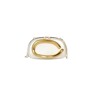 Schicke PU-Leder Abendtasche mit goldener Kette und großer C-Dekoration für Damen.