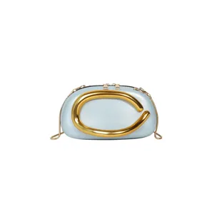 Nahaufnahme der trendigen hellblauen PU-Leder-Abendtasche mit großem goldenen C-Metallgriff.