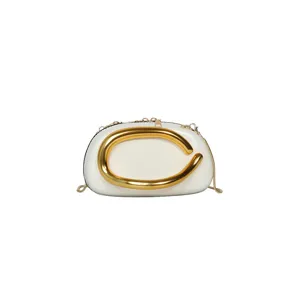 Elegante weiße PU-Leder Umhängetasche mit auffälligem goldenen C-Metall und schickem Kettenriemen.