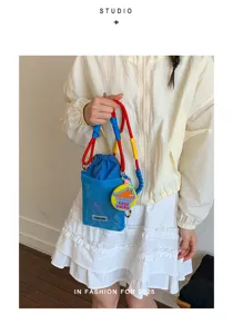 Bolso de hombro cruzado de malla color macaron de moda para mujeres, perfecto para el verano.