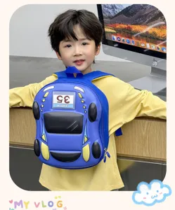 Details van blauwe 3D sportauto EVA harde schaal kinderrugzak, kleuterschool schooltas.