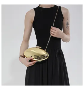 Elegante borsa a tracolla da sera ovale in acrilico dorato con catena vista dettagliata.