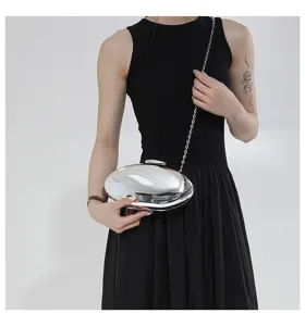 Borsa da sera a pocchtta rigida ovale metallica argentata in acrilico con catena donna moda.