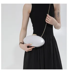 Borsa clutch ovale in acrilico con catena dorata, elegante borsetta da sera chic.