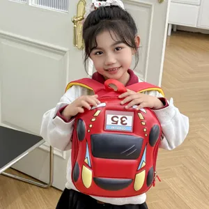 Gedetailleerd overzicht van de rode EVA harde schaal auto rugzak, licht en leuk voor kinderen.