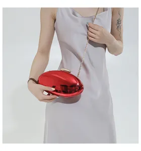 Borsa clutch ovale in acrilico rosso con catena dorata, elegante borsa da sera donna.
