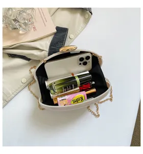 Vista dettagliata di elegante pochette da sera ovale in acrilico con capacità interna.