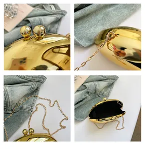 Elegante goldene Hartschalen-Abendtasche mit schickem Kugelverschluss und Kette.