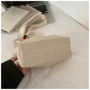 Vue détaillée du sac bandoulière beige décontracté avec poignée tressée et sangle.