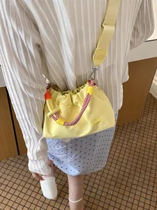 Sac à bandoulière pour femme poignée tissée couleur bonbon jaune tendance mode chic