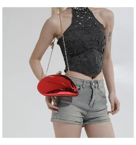 Rote glänzende mango-förmige harte Abendtasche Clutch Tasche mit goldenem Kettendetail.