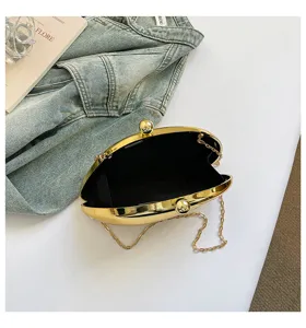 Elegante Hartschalen-Abendtasche aus Metall mit Kettengurt für Damen Sommer Mode.