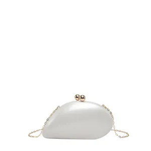 Detailansicht der einzigartigen mangoförmigen harten Abendtasche mit elegantem Perlglanz.