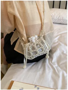 Elegante Perlen Umhängetasche mit weißem Stofffutter für Damen Sommer Abendparty Tasche.