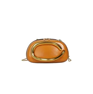 Detailansicht der orangefarbenen PU-Leder-Umhängetasche mit goldener C-Metallschnalle und Kette.