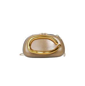 Detailansicht der metallischen PU-Leder Umhängeabendtasche mit großen goldenen C-Form Beschlägen.