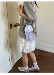 Bolso bandolera de malla de verano con cuentas de colores, ideal para uso al aire libre.