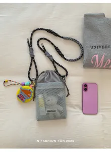 Bolso bandolera de malla de moda con cordón, correa trenzada y lindo dije para exteriores.