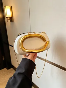 Modische weiße PU-Leder Umhängetasche mit goldenem C-Griff und edlem Kettenriemen.