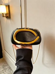Schwarze PU Leder Abendtasche mit goldenem C Metallakzent und Kette für elegante Damen