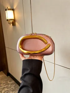Modische pinkfarbene PU-Leder Abendtasche für Damen mit goldenem C-Griff und Kette.