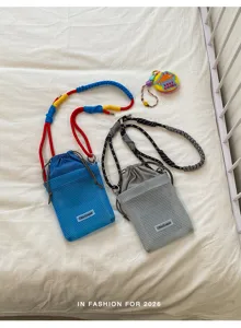 Nuevo bolso bandolera de hombro con cordón de malla de moda color macarú de verano con colgante.