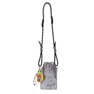 Bolso cruzado de malla gris elegante con cierre de cordón y un bonito colgante decorativo.