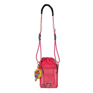 Bolso cruzado de malla rosa con cordón, elegante bolso portabotellas con bonito colgante.