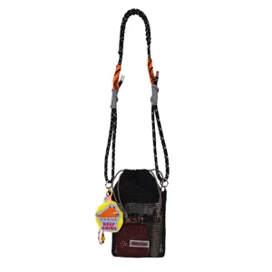 Bolso bandolera de malla negra para botella con una correa trenzada muy elegante.