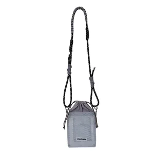 Bolso cruzado de malla gris con cierre de cordón y correa de hombro trenzada.
