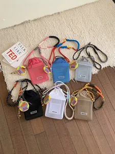 Bolso Bombonera de Hombro Cruzado de Malla de Moda para Mujer Color Macaron Bolsa de Almacenamiento de Botella de Agua para Exteriores Bolso de Viaje Con Llavero