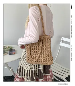 Vue détaillée du sac porté épaule élégant en crochet d'été avec un joli design ajouré beige.