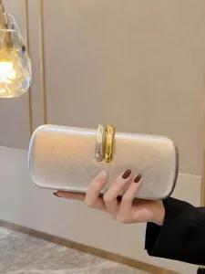 Elegante borsa da sera argentata con doppio anello in metallo per feste e matrimoni.