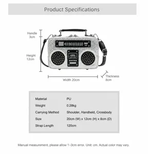 Detaillierte Ansicht der Maße und Parameter dieser silbernen Glitzer Radio Umhängetasche.