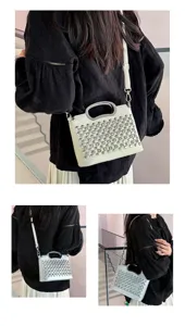 Vue détaillée du sac à bandoulière en strass chic doté d'une poignée en métal et de cristaux.
