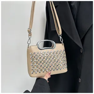 Élégant sac à bandoulière beige en strass avec poignée en métal et sangle réglable.