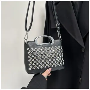 Élégant sac à main noir en strass avec poignée en métal argenté, sac bandoulière tendance.