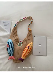 Bolso de hombro de punto con correas de ganchillo coloridas y lindos peluches de peces, bolso de playa.