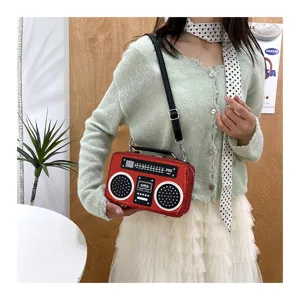 Schöne rote Pailletten Radio Umhängetasche im Vintage Design als stylische kleine Handtasche.