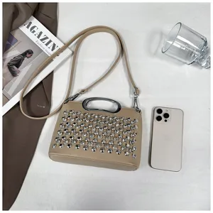 Sac à bandoulière chic en strass beige avec poignée en métal, sac élégant pour femmes.