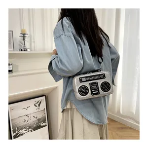 Glitzernde Umhängetasche in Radioform schicke modische Damen Handtasche für Alltag und Party