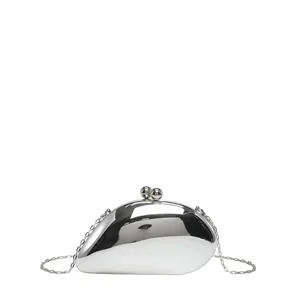 Silberne metallische mangoformige harte Abendtasche Clutch mit Kette und Kussverschluss.
