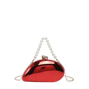 Rote mangoformige harte Abendtasche mit elegante Perlenhenkel und Metallkette fur Damen.