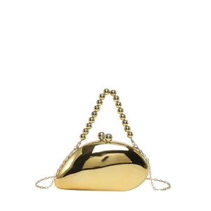 Goldene metallische mangoformige harte Abendtasche Clutch Tasche mit Perlenhenkel Kette.