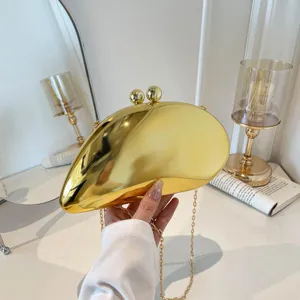 Goldfarbene metallische Hartschalen Abendtasche, stilvolle Mangoform mit goldener Kette.