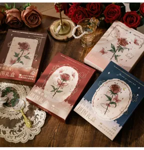 Vue détaillée du coffret cadeau de puzzle rose vintage avec cadre en bois et décor romantique.