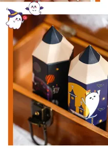 Detailansicht der Halloween Stiftförmigen Geschenkschachteln mit niedlichem Geisterdruck Motiv.