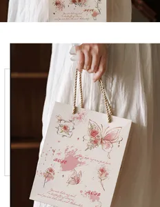 Detailansicht Vintage Rosen Schmetterling Geschenktüte, dicke weiße Papiertragetasche.