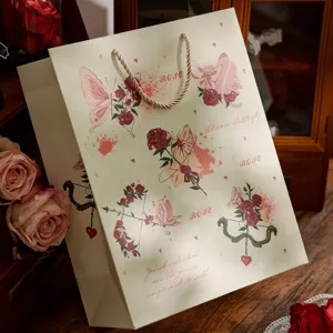 Romantische Rosen Geschenktüte mit Schmetterling Design für Valentinstag und Feste.